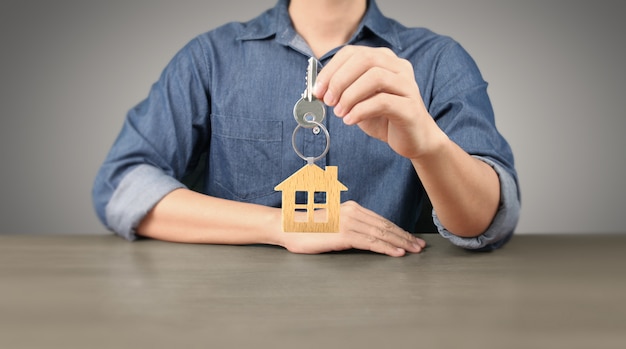 Immobilienmakler, der Hausschlüssel überreicht