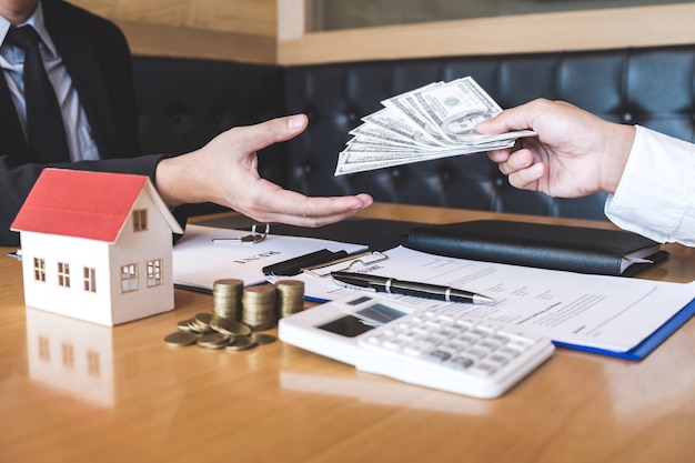 Immobilienmakler erhalten Geld vom Kunden nach Vertragsunterzeichnung Immobilien mit genehmigtem Hypothekenantragsformular, Kauf oder betreffend Hypothekendarlehensangebot für und Hausversicherung