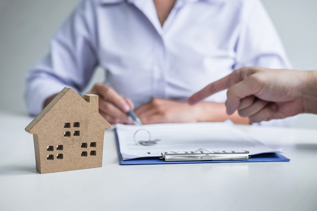Immobilienmakler erreichen Vertragsformular zum Kunden Unterzeichnung Vertrag Vertrag Immobilien mit genehmigt