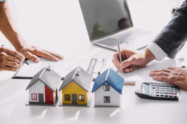 Immobilienmakler Liefern Sie dem Kunden ein Muster eines Musterhauses Hypothekendarlehensvertrag Leasing und Kauf eines Hauses Und Vertrag Hausversicherungskonzept
