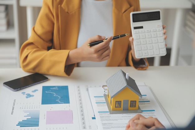 Immobilienmakler Liefern Sie dem Kunden ein Muster eines Musterhauses Hypothekendarlehensvertrag Machen Sie Leasing und kaufen und verkaufen Sie Haus und Vertrag Hausversicherung Hypothekendarlehenskonzept