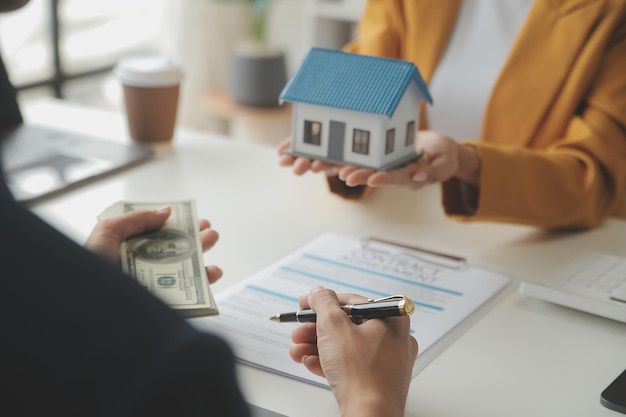 Immobilienmakler Liefern Sie dem Kunden ein Muster eines Musterhauses Hypothekendarlehensvertrag Machen Sie Leasing und kaufen und verkaufen Sie Haus und Vertrag Hausversicherung Hypothekendarlehenskonzept