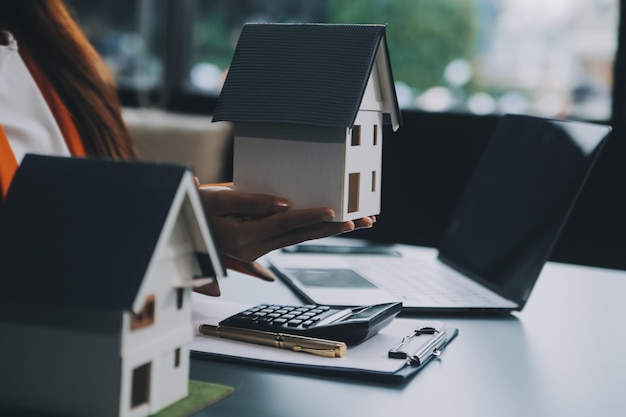 Immobilienmakler Lieferung von Musterhäusern an Kunden Hypothekendarlehensverträge Erstellung eines Vertrags für den Kauf und Verkauf eines Hauses und Hausversicherungsverträge Hypothekendarlehenskonzepte