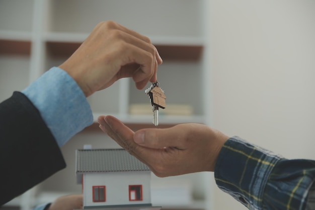 Immobilienmakler und Kunde unterzeichnen Vertrag zum Kauf einer Hausversicherung oder zum Darlehen von Immobilien, zum Mieten eines Hauses, zum Abschluss einer Versicherung oder zum Darlehen von Immobilien oder Immobilien