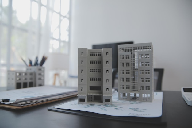 Immobilienmakler und Vertriebsleiter-Team Analyse Preisgestaltung von Miet-Leasingvertrag von Kauf- und Verkaufsvertrag bezüglich Hypothekendarlehenangebot für und Hausversicherung
