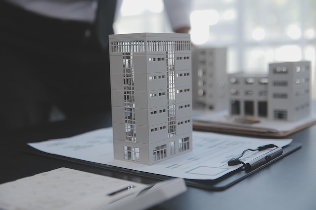 Immobilienmakler und Vertriebsleiter-Team Analyse Preisgestaltung von Miet-Leasingvertrag von Kauf- und Verkaufsvertrag bezüglich Hypothekendarlehenangebot für und Hausversicherung