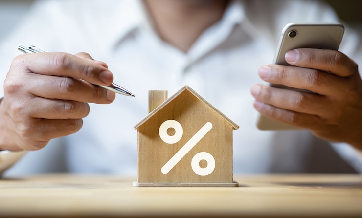 Foto immobilienzins, erhöhung des finanzierungsdarlehens. investitionsplanung. geschäftsimmobilien. gewinn des bankwesens. analyse der strategie des investor thinking