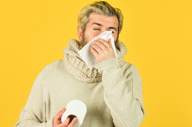 Immunreaktion Bärtiger Mann krank Erkältungs-Grippe-Konzept Körpertemperatur Kopfschmerzen Virus-Symptom Erstes Symptom Schmerzen Fieber und thermische Regulierung der Immunität Mehr als nur ein Symptom der Krankheit