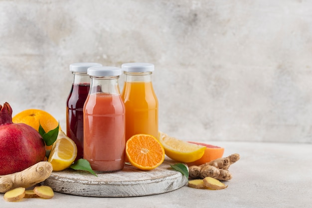 Foto immunstärkende lebensmittel und säfte mit zitrusfrüchten und ingwer