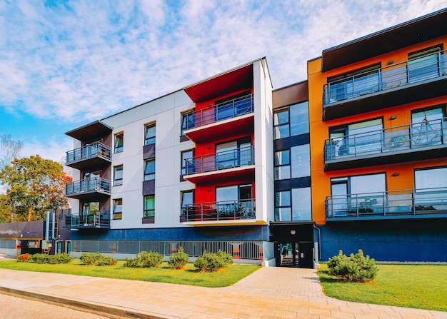 Foto imóveis de prédio de apartamentos modernos, conceito de arquitetura. instalações residenciais ao ar livre.