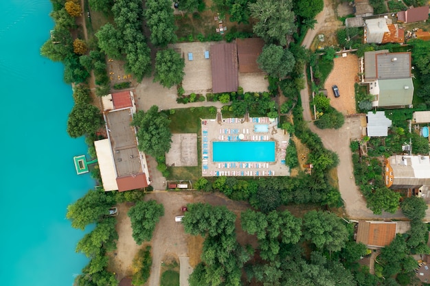 Imóvel de luxo na margem de um drone com vista de cima de um lago azul