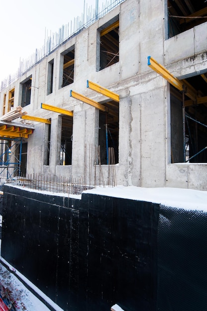 Foto impermeabilización de una base monolítica en el sitio de construcción de una casa nueva