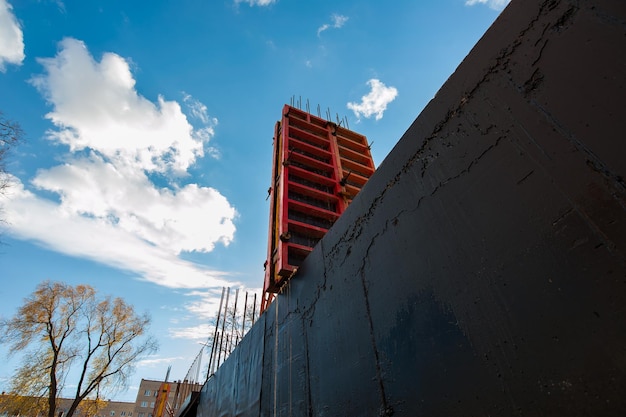 impermeabilización de una base monolítica en el sitio de construcción de una casa nueva