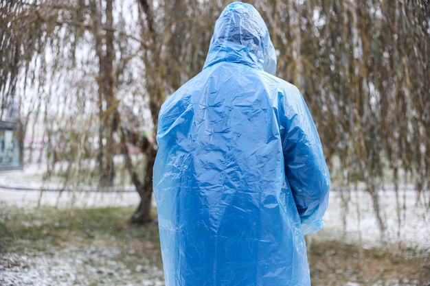 Impermeable sobre un hombre disparando afuera