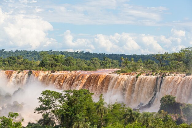 Impessive Iguassu (Iguazu) fällt auf die Grenze zwischen Argentinien und Brasilien, Instagram-Filter. Kraftvolle Wasserfälle im Dschungel.