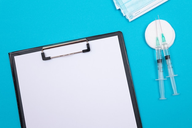 Impf- oder Wiederholungsimpfung Konzept zwei medizinische Spritze auf blauem Tisch
