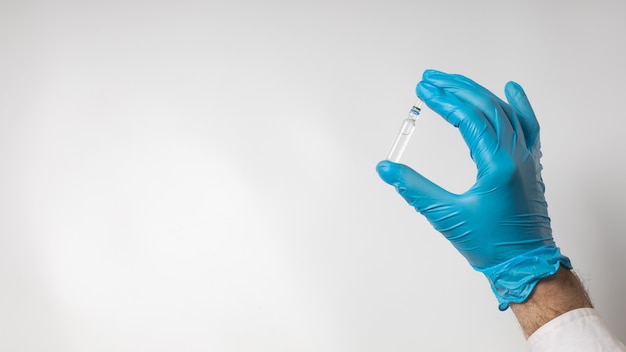 Impfampulle in der Hand in einem medizinischen Handschuh