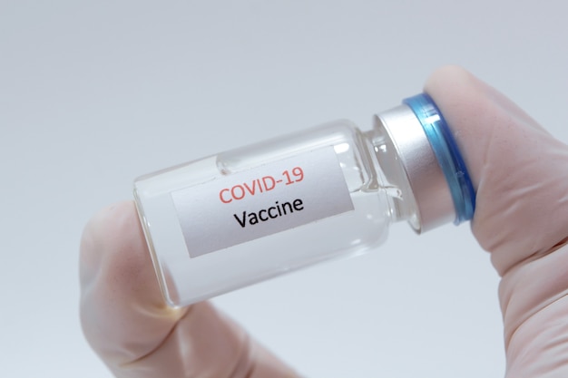 Impfstoff COVID-19 (Coronavirus) Glasflasche in der Hand des Arztes