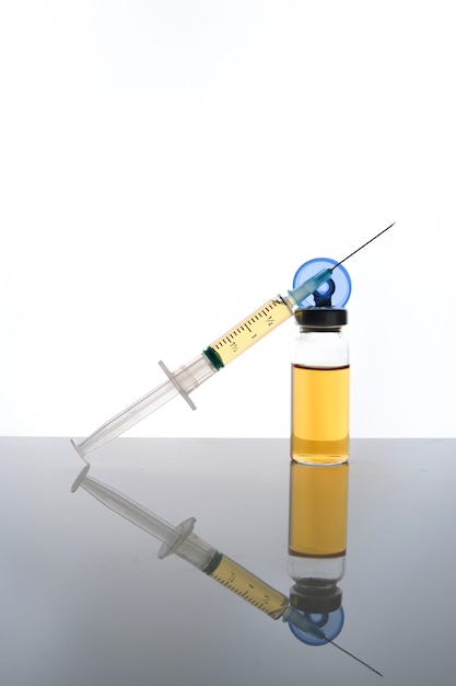 Impfstoffdosis für medizinische Fläschchen und Spritze auf der Spiegeloberfläche, selektiver Fokus