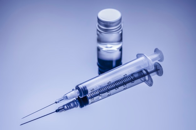 Impfstoffflasche und Injektionsspritze