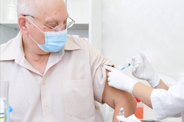 Impfung einer erwachsenen Person in einem Krankenhaus. Gesundheitskonzept, Coronavirus-Impfstoff