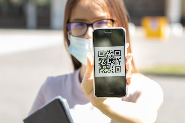 Impfung qr-code covid19 für teenagerstudent zeigt impfzertifikat und gesundheitspass des coronavirus auf dem handy steht neben der universität oder schule