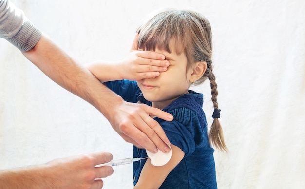 Impfung von Kindern. Eine Injektion. Selektiver Fokus