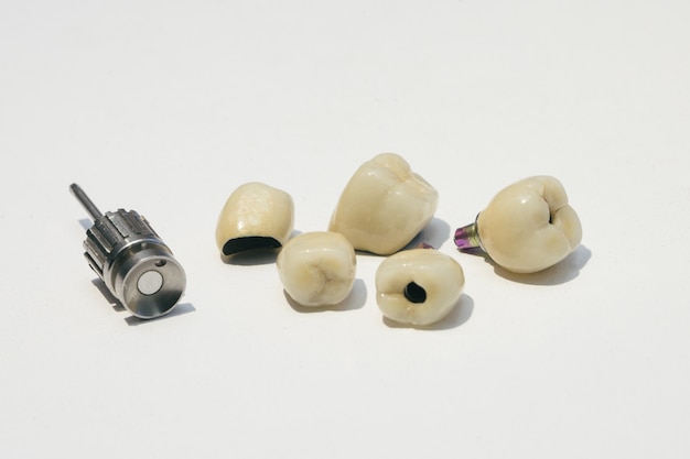 Foto implantes dentários de zircônio para chaves de fenda ortopédicas.