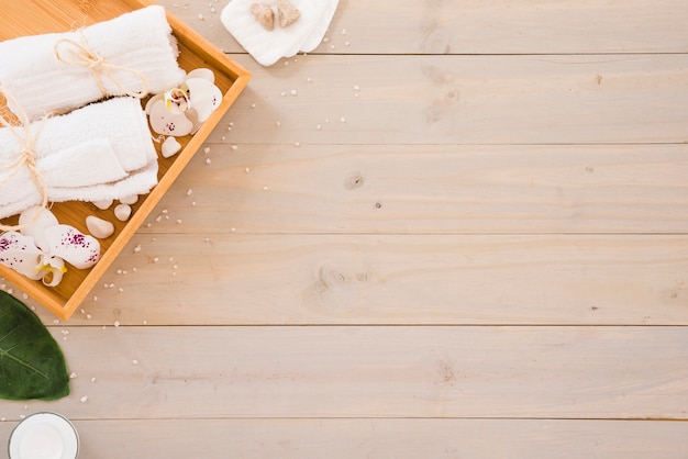 Implementos de spa colocados na mesa de madeira