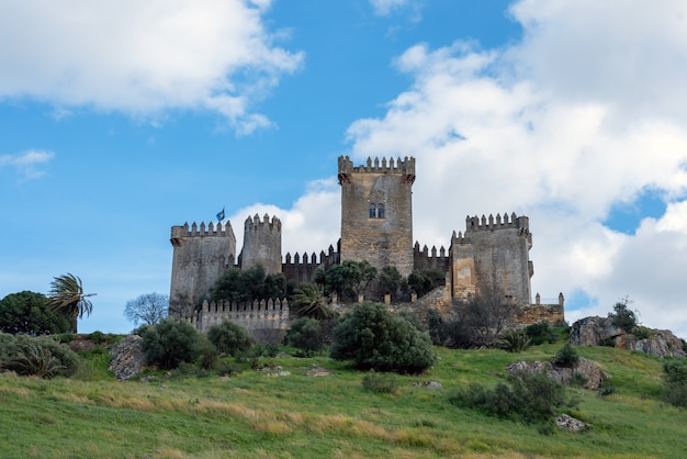 Imponente castelo medieval de Almodovar del Rio em uma colina e um lindo céu azul e nuvens brancas