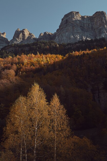 Imponente vista de las montañas y los rayos del sol