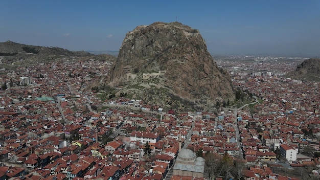 Imponentes ruinas de castillos medievales en la ciudad de afyonkarahisar en turquía