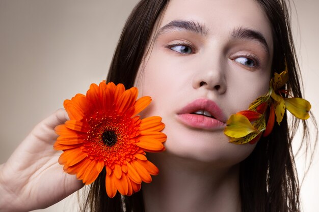 Importancia de la naturaleza. modelo joven atractivo de ojos azules que  promueve la importancia de la naturaleza posando con flores | Foto Premium