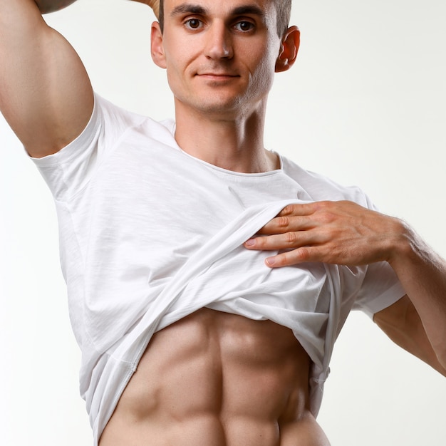 Imprensa masculina forte graças à dieta e treinamento constante