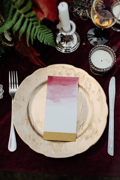 Impresión de boda en un plato.