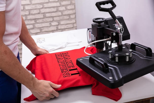 Impresión en camiseta en taller.