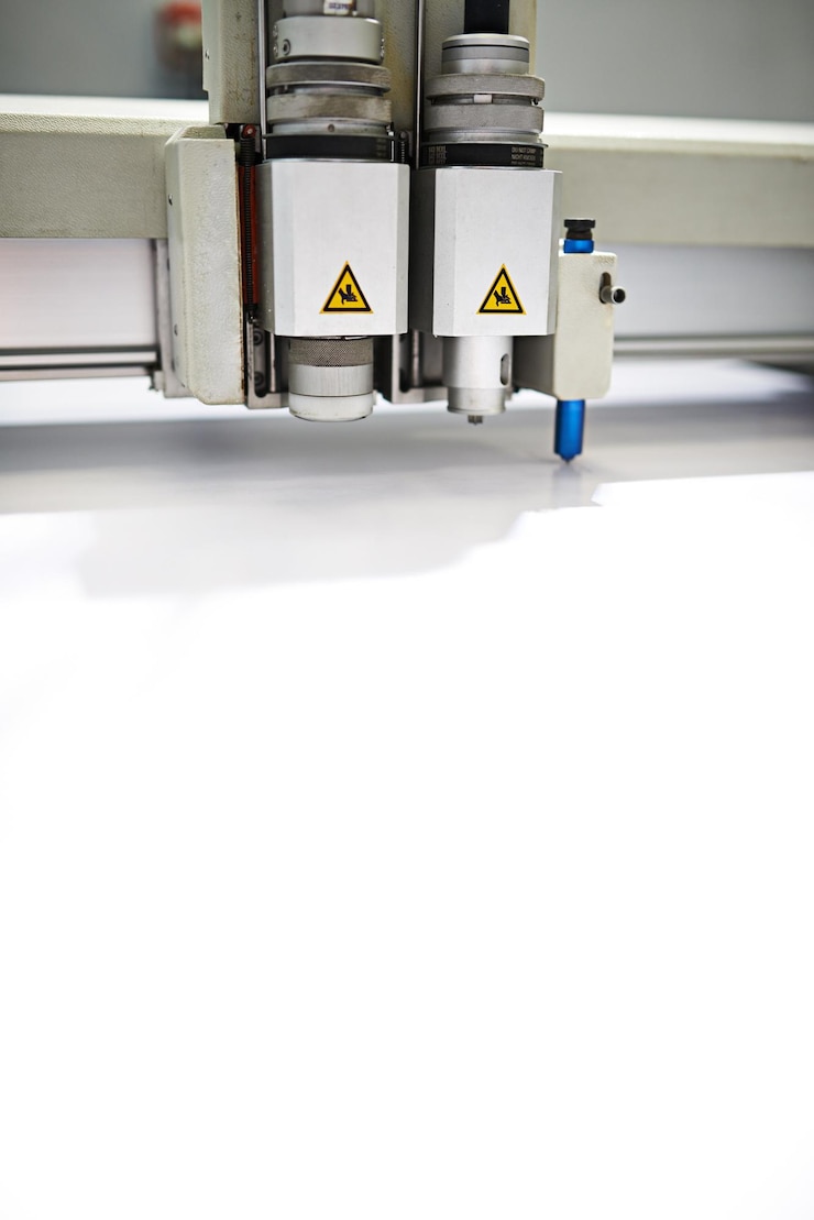 Foto impresión industrial y de primer plano para la producción de periódicos y revistas con embalaje, distribución y publicación en el interior de la sala y de la fábrica de impresión para la industria de los medios de comunicación y máquinas o equipos