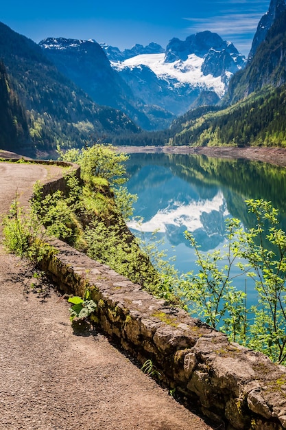 Impresionante amanecer en el lago Gosausee en los Alpes de Gosau Austria Europa