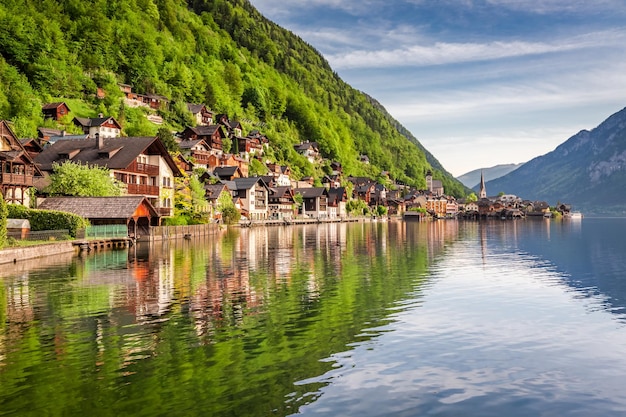 Impresionante amanecer en el lago Hallstattersee en los Alpes de Hallstatt Austria Europa