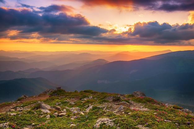 Impresionante amanecer de montaña