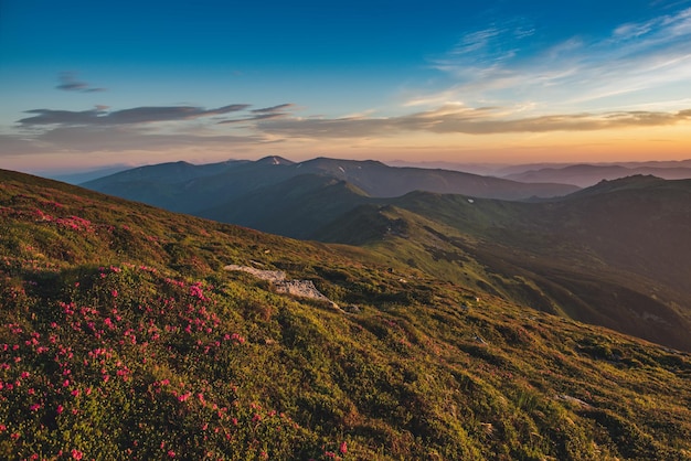 Impresionante amanecer de montaña