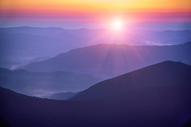 Impresionante amanecer de montaña