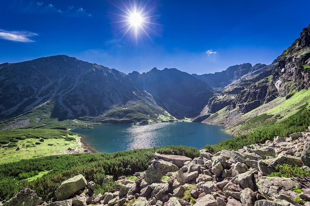 Impresionante amanecer sobre Czarny Staw Gasienicowy en verano Tatras