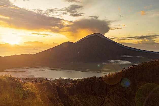 Impresionante amanecer sobre la montaña Abang, vista desde el volcán Batur y el lago Batur, Bali, Indonesia