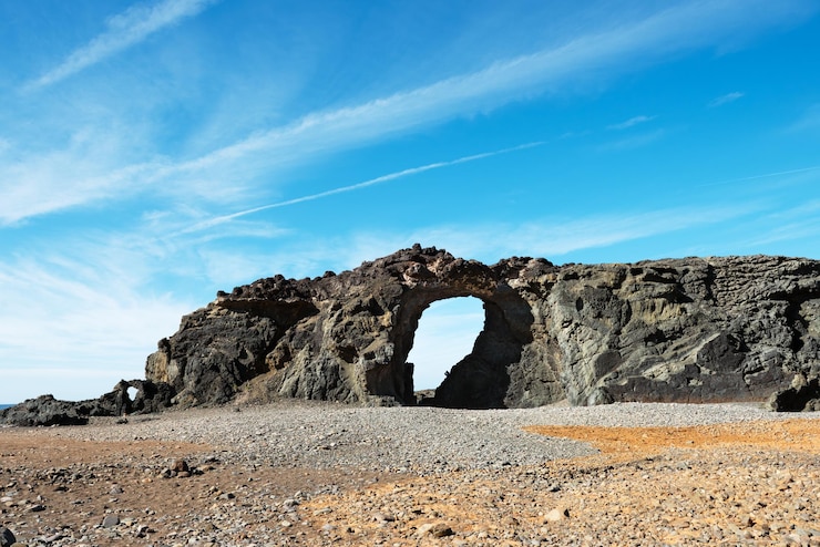 Foto impresionante arco rocoso de pena horadada cerca del pueblo de ajuy betancuria fuerteventura islas canarias