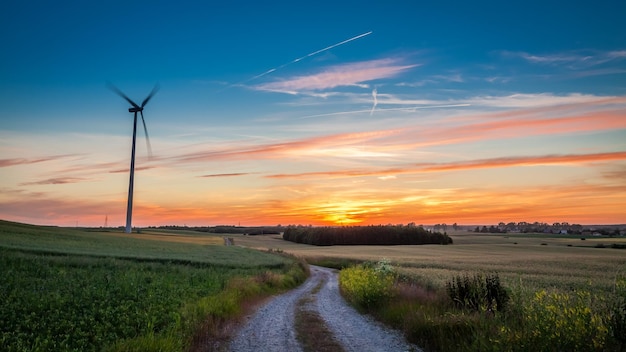 Impresionante atardecer con turbinas eólicas como energía alternativa