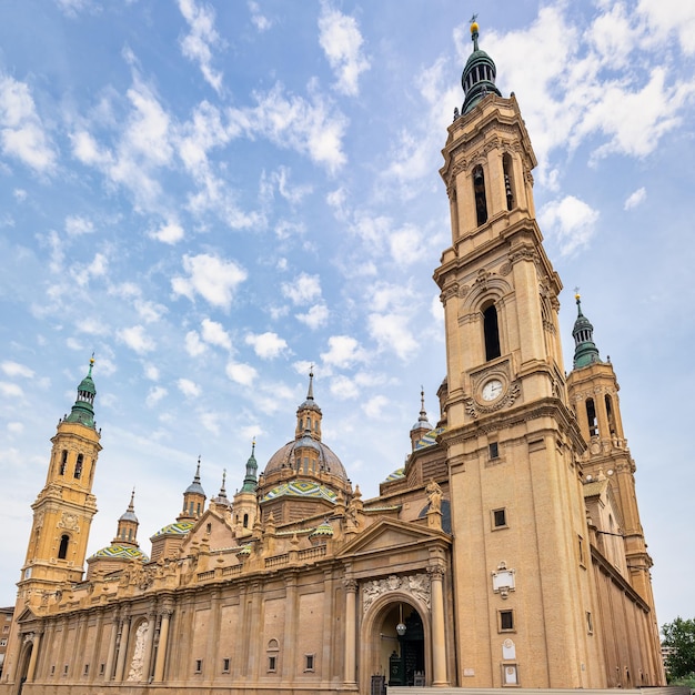 Impresionante basílica de la Virgen del Pilar en la turística ciudad de Zaragoza España