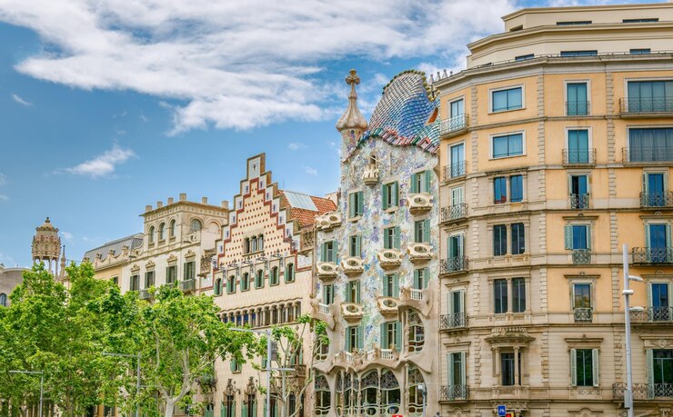 La impresionante Casa Batllo en Barcelona se exhibe junto a otros edificios arquitectónicamente distintivos