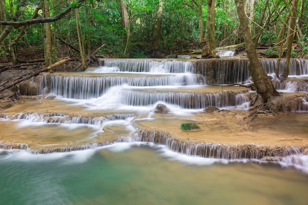 Impresionante cascada en el bosque tropical del parque nacional