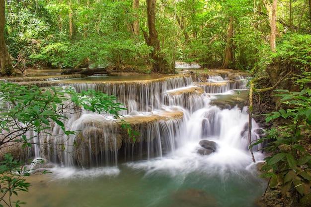 Impresionante cascada en el bosque tropical del parque nacional